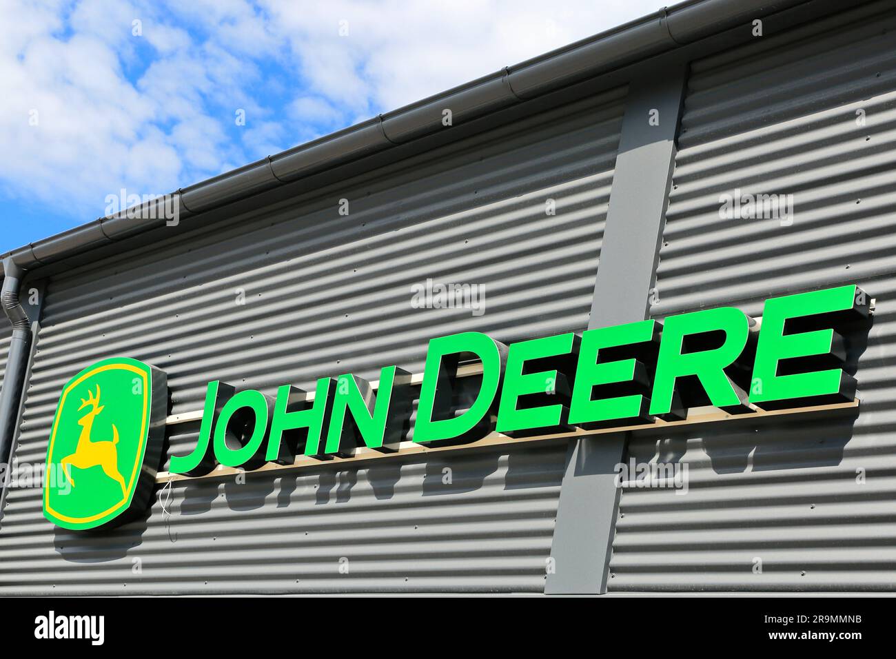 Logo John Deere sur le mur. Deere & Company est une marque américaine et un fabricant d'EG. machines agricoles et équipement industriel. Salo, FI. 25 juin 2023 Banque D'Images