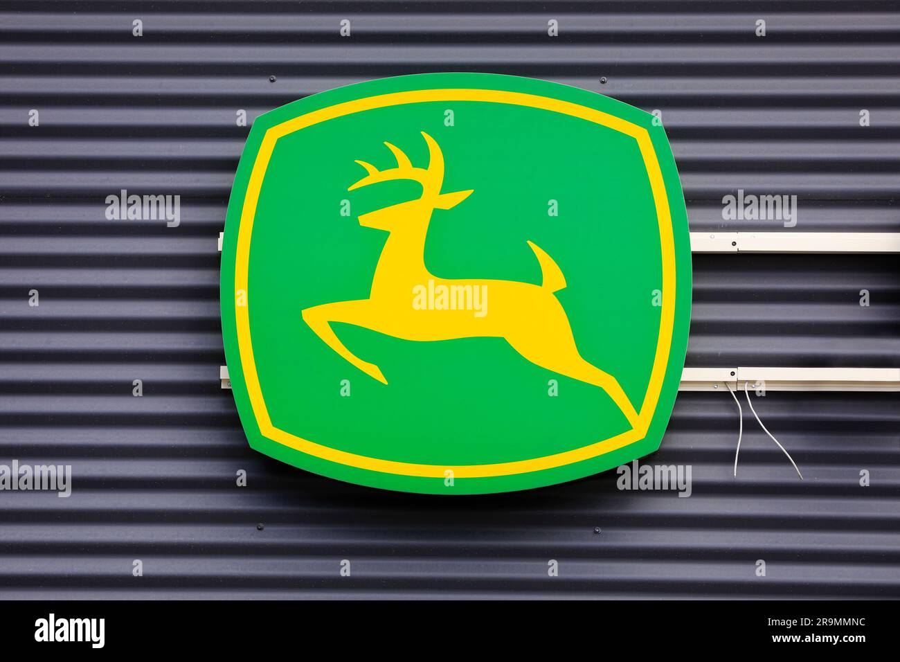 Logo John Deere sur le mur. Deere & Company est une marque américaine et un fabricant d'EG. machines agricoles et équipement industriel. Salo, FI. 25 juin 2023 Banque D'Images