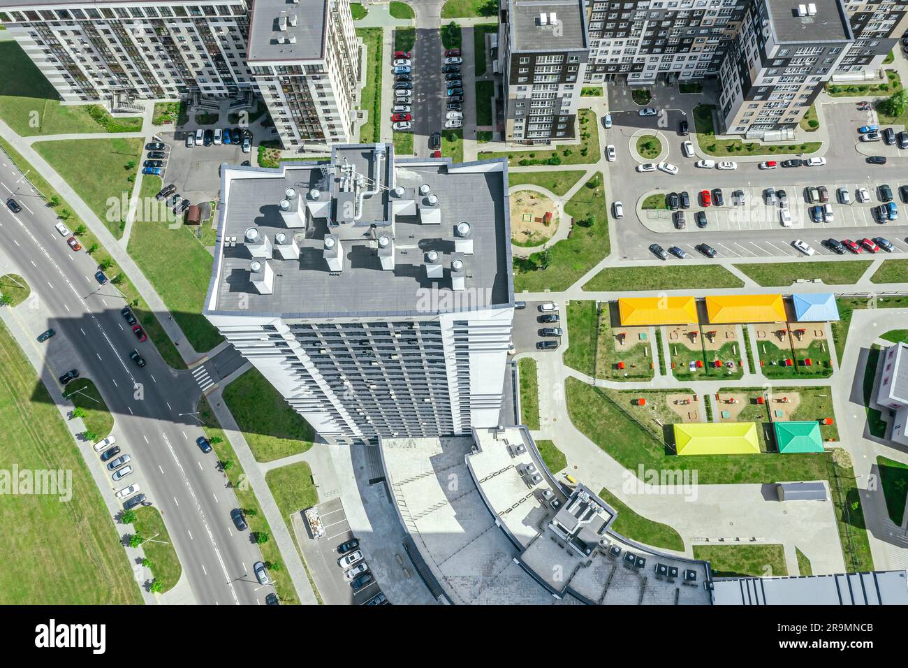 zone résidentielle urbaine avec immeubles d'appartements et cour avec aire de jeux. vue aérienne du dessus le jour ensoleillé d'été. Banque D'Images