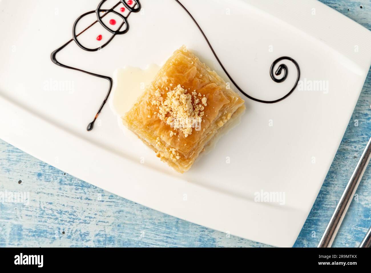 Baklava turque aux noisettes sur une assiette en porcelaine blanche Banque D'Images