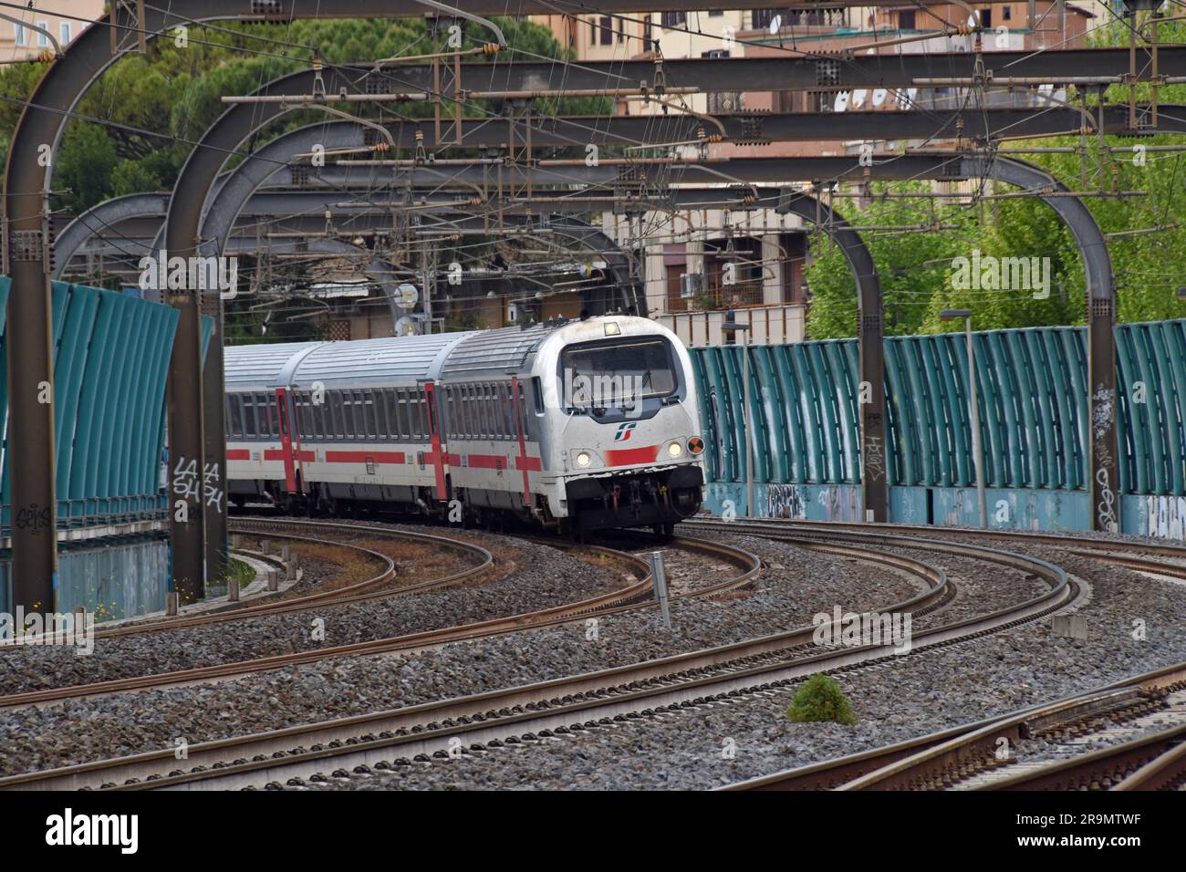 Un train interurbain Trenitalia, quittant la gare centrale de Rome, mai 2023 Banque D'Images