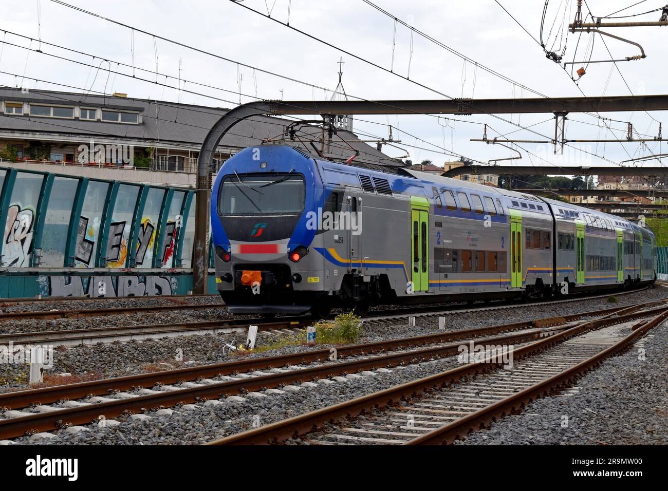 Un train régional électrique Trenitalia ALE 426/506 TAF, au départ de la gare centrale de Rome, mai 2023 Banque D'Images