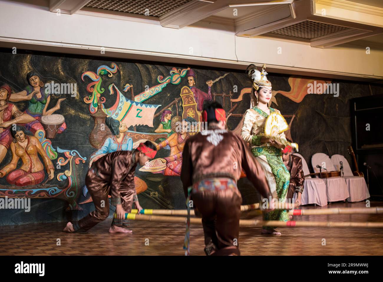 Danse folklorique Tinikling, Manille Banque D'Images