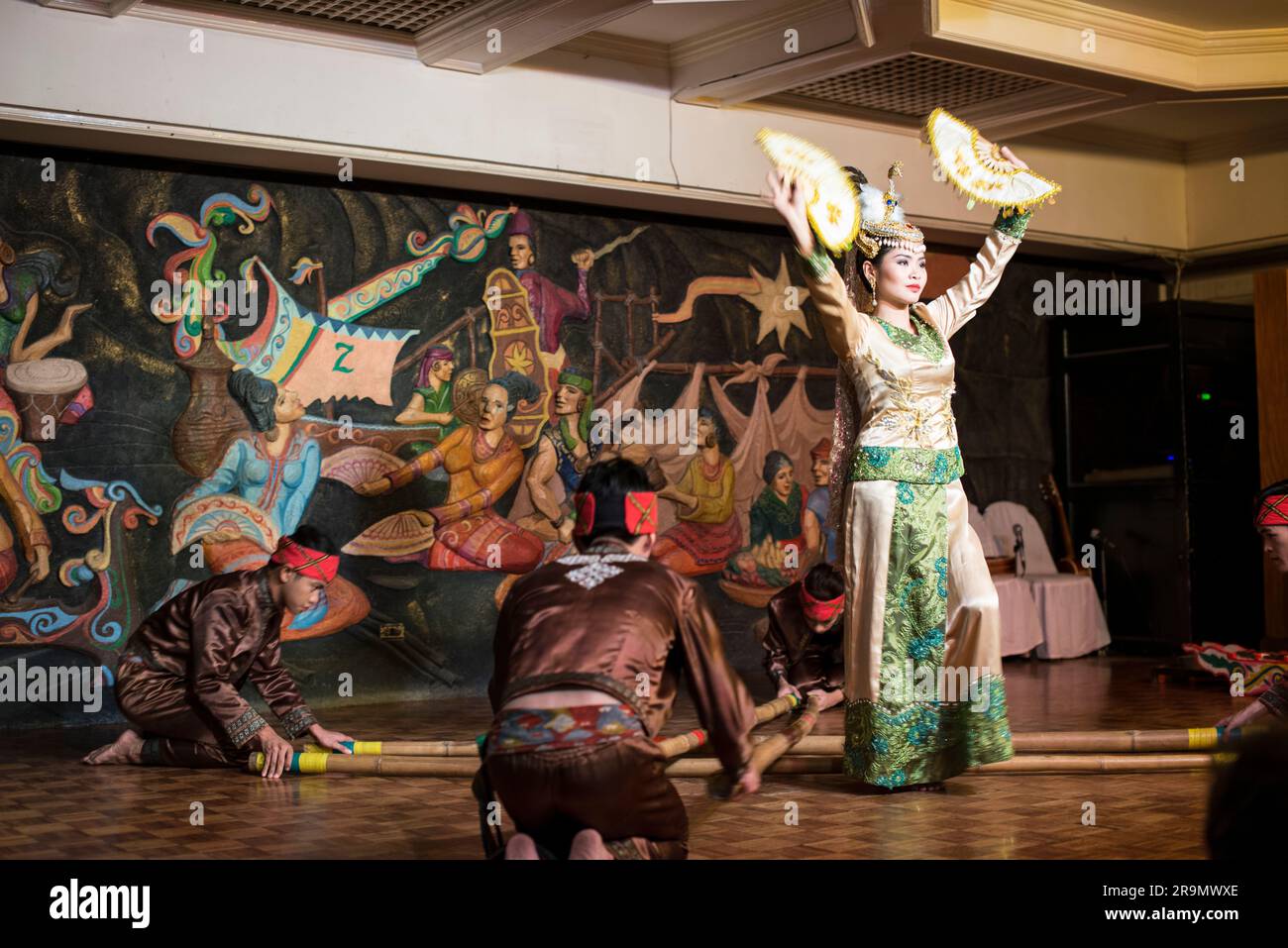 Danse folklorique Tinikling, Manille Banque D'Images