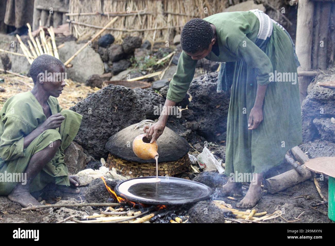 Afrique, Ethiopie, Lalibela, femme cuisine Injera (Injera est un pain plat levain avec une texture unique, légèrement spongieuse. Traditionnel o Banque D'Images