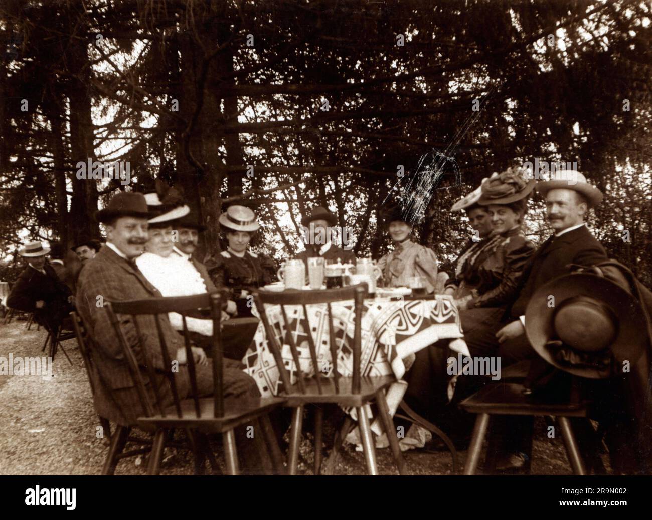 Gastronomie, café en plein air, fête autour de la table, Planegg, été 1905, INFO-AUTORISATION-DROITS-SUPPLÉMENTAIRES-NON-DISPONIBLE Banque D'Images