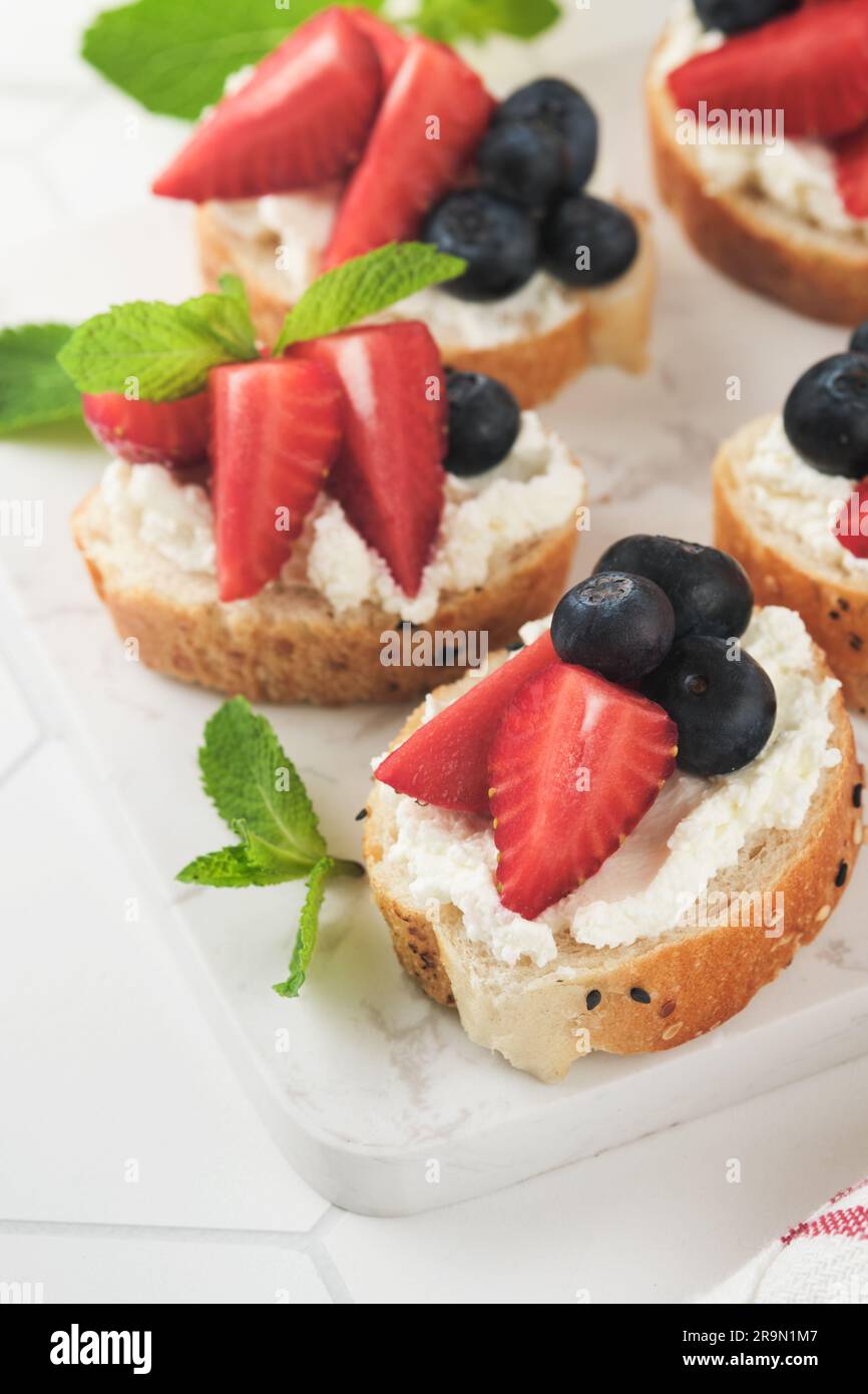 Sandwich drapeau américain avec fraises, bleuets, crème fouettée, fromage doux sur pain grillé. 4th de juillet American Independence Day Food. Po Banque D'Images