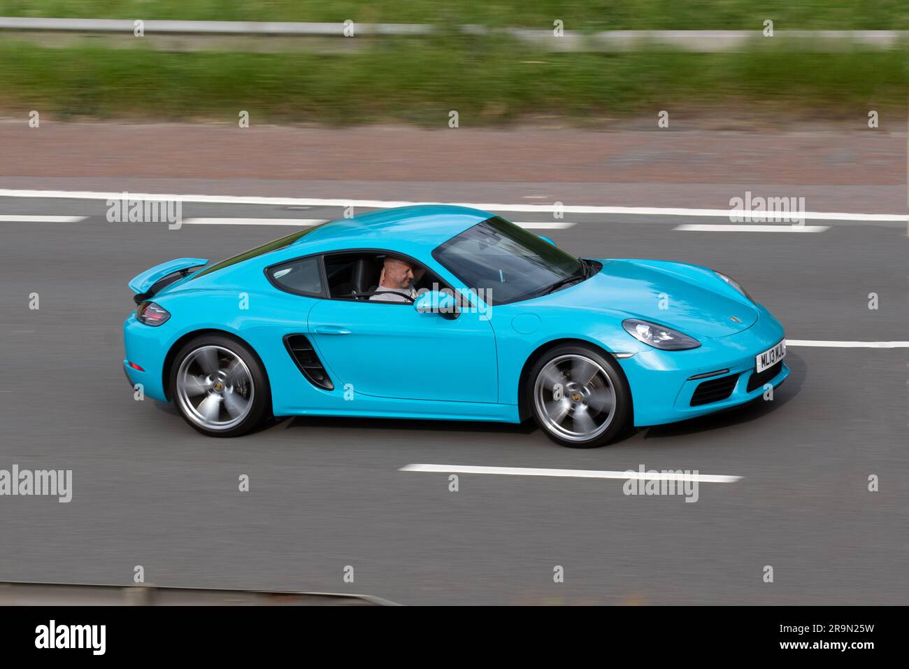 2018 Bleu Porsche 718 Cayman S-A T 300 PDK Auto Start/Stop car coupe essence 1988 cc voyageant à grande vitesse sur l'autoroute M6 dans le Grand Manchester, Royaume-Uni Banque D'Images