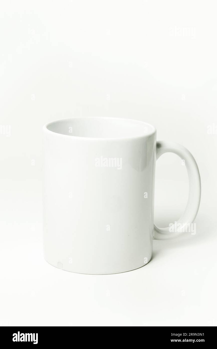 Tasse à café blanche sur fond blanc avec espace de copie pour le texte. Banque D'Images