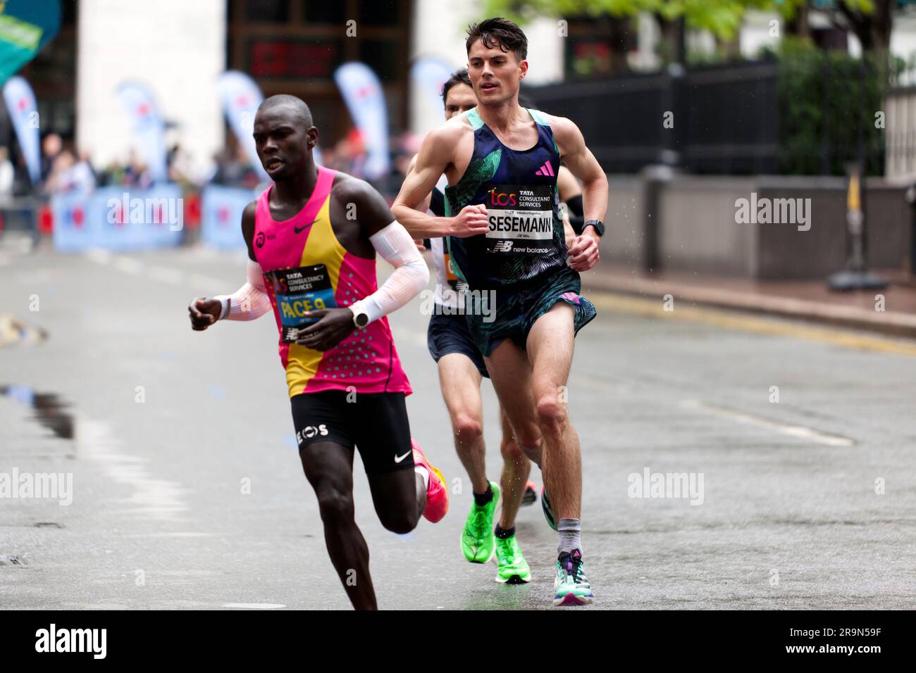 Phil Sesemann (GBR), passant par Cabot Square en chemin pour terminer 8e en un temps de 02:10:23, dans le Marathon Elite 2023 de Londres masculin Banque D'Images