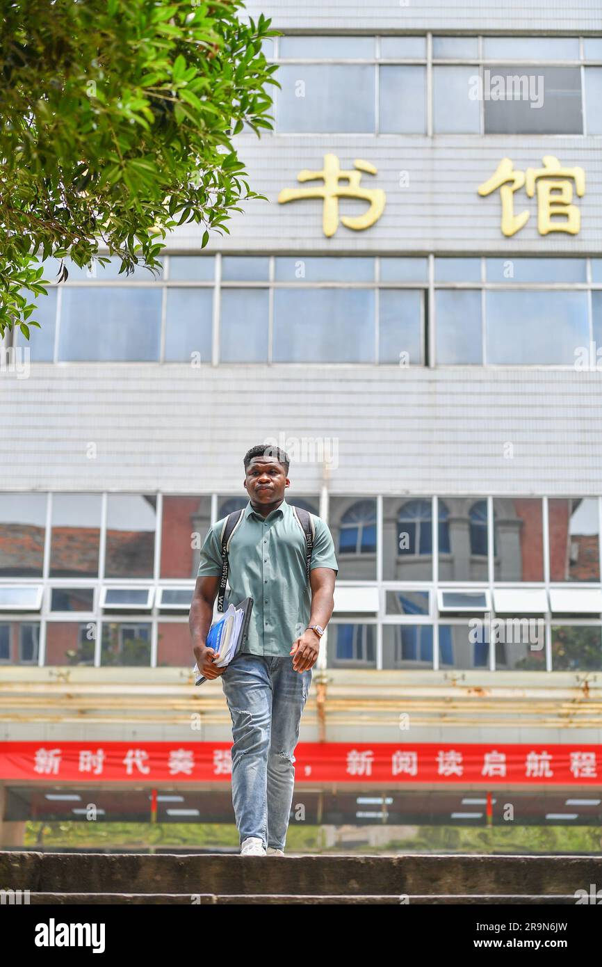 (230628) -- CHANGSHA, 28 juin 2023 (Xinhua) -- Magoua Ardain sort d'une bibliothèque à l'Université du Sud central à Changsha, dans la province du Hunan, au centre de la Chine, à 14 juin 2023. M. Magoua Ardain, âgé de vingt-quatre ans, est un senior du Collège de génie mécanique et électrique (CMEE) de l'Université Central South. Ardain est spécialisé dans la conception, la fabrication et l'automatisation en génie mécanique, qu'il aime beaucoup et qu'il fait un très bon travail. Il parle aussi très couramment le chinois et a de nombreux amis à l'école. « Je suis très heureux et je partage toujours ma vie avec ma famille », Arda Banque D'Images