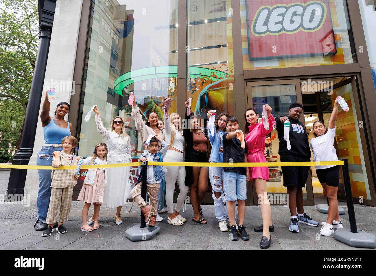 USAGE ÉDITORIAL SEULS les clients font la queue pour échanger une chaussette contre un « LEGO Harry Potter Dobby The House-Elf » au magasin Leicester Square à Londres pour célébrer l'anniversaire du personnage, mentionné dans le livre comme étant sur 28 juin. Date de la photo: Mercredi 28 juin 2023. Banque D'Images