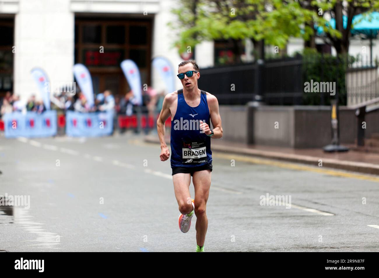 Ross Braden (Kent AC), de passage par Cabot Square, en route pour terminer 14e, au Marathon Elite 2023 de Londres masculin, en un temps de 02:15:47 Banque D'Images