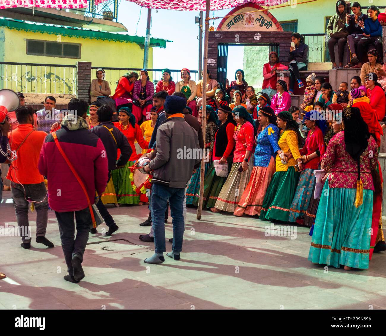 31st janvier 2023, Tehri Garhwal, Uttarakhand, Inde. Fête de la danse et de la musique traditionnelles lors d'une cérémonie de mariage dans les collines d'Uttarakhand. Péop Banque D'Images