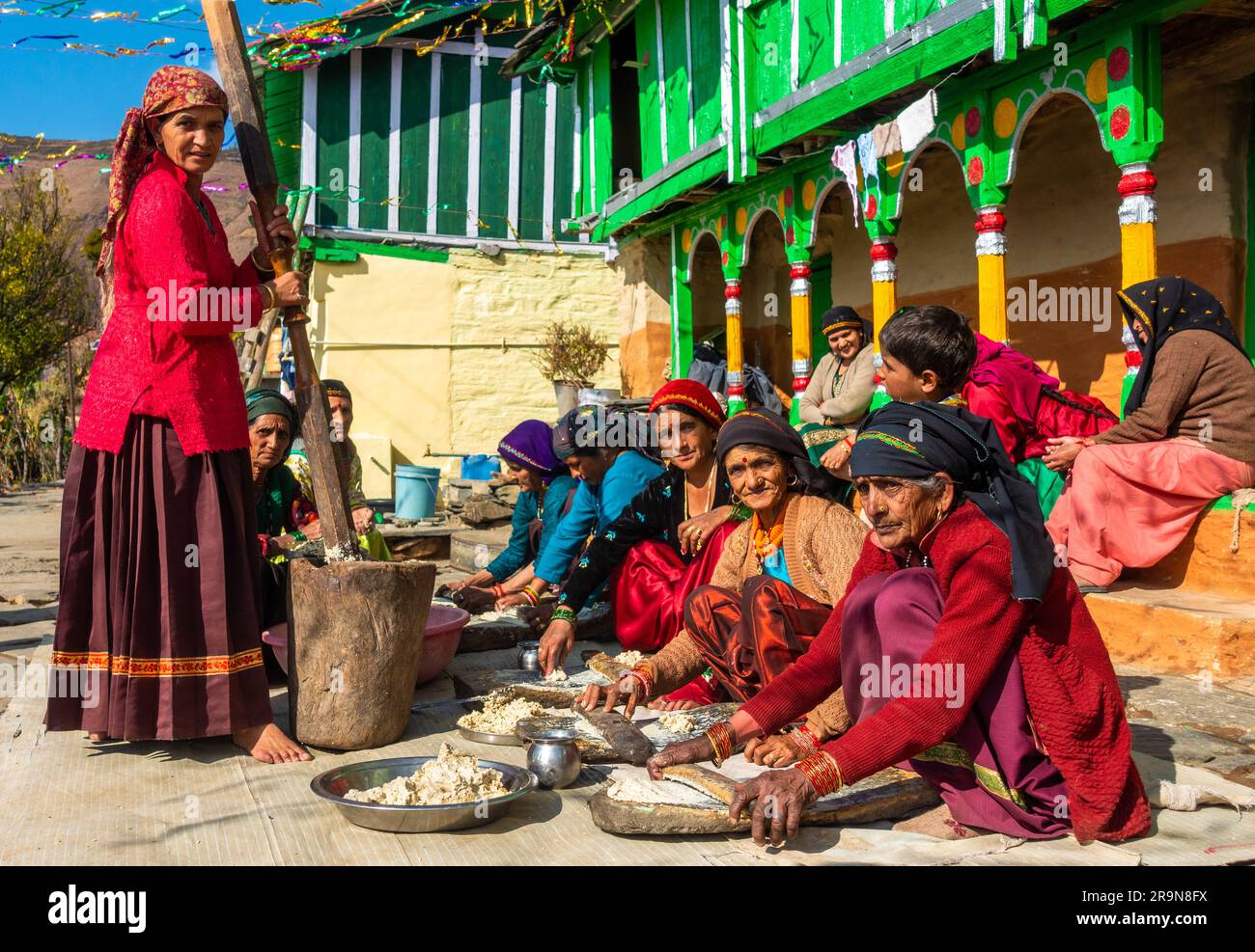 31st janvier 2023, Tehri Garhwal, Uttarakhand, Inde. Les femmes préparent la cuisine traditionnelle en groupes lors d'une cérémonie de mariage. Quartier Jaunsar-Jaunp Banque D'Images