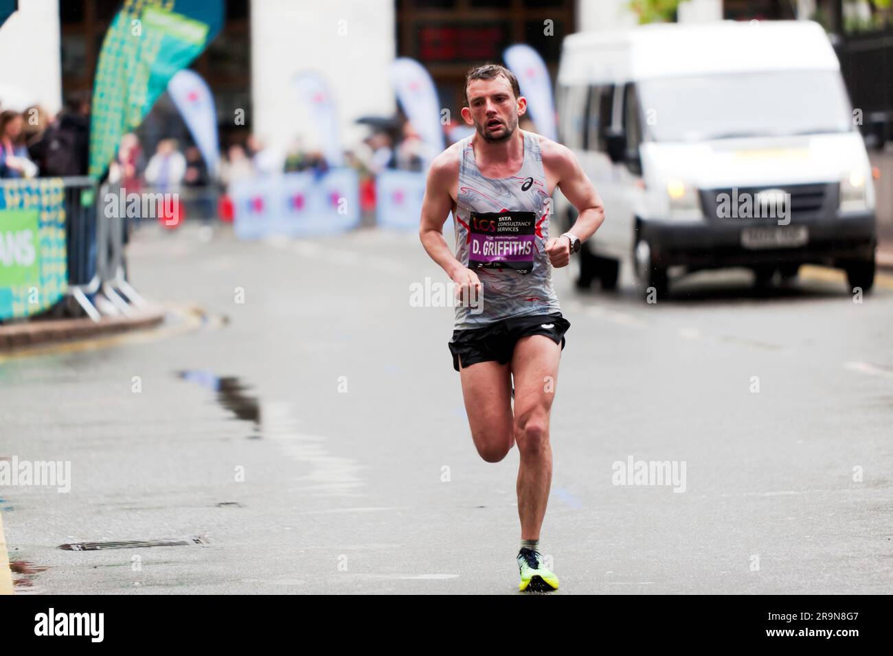 Dewi Griffiths (GBR) passant par Cabot Square pour terminer 17e, dans le temps de 02:16:51 au Marathon Elite 2023 de Londres masculin Banque D'Images