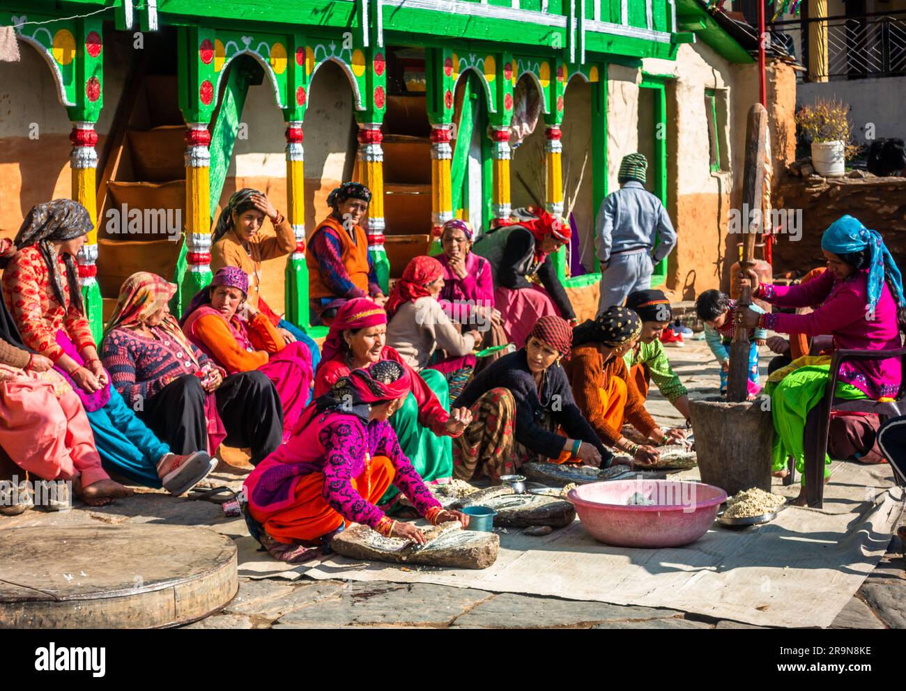 31st janvier 2023, Tehri Garhwal, Uttarakhand, Inde. Les femmes préparent la cuisine traditionnelle en groupes lors d'une cérémonie de mariage. Quartier Jaunsar-Jaunp Banque D'Images