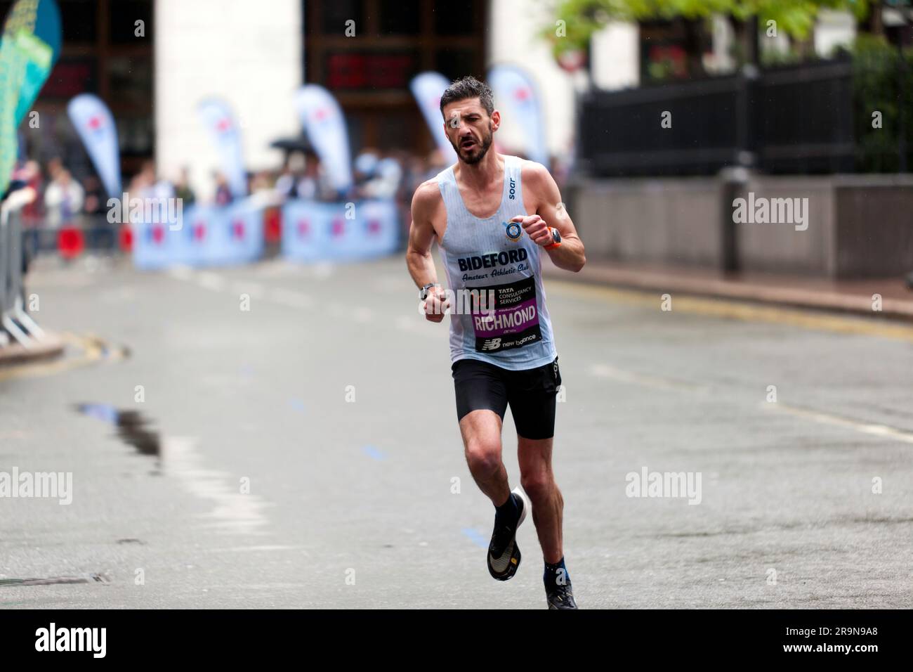 Ronnie Richmond (GBR) passant par Cabot Square, pour terminer 3e du marathon élite masculin de Londres 2023, (40- 44 Catégorie), en un temps de 02:19:00 Banque D'Images