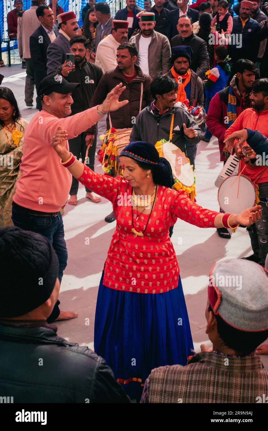31st janvier 2023, Tehri Garhwal, Uttarakhand, Inde. Fête de la danse et de la musique traditionnelles lors d'une cérémonie de mariage dans les collines d'Uttarakhand. Péop Banque D'Images