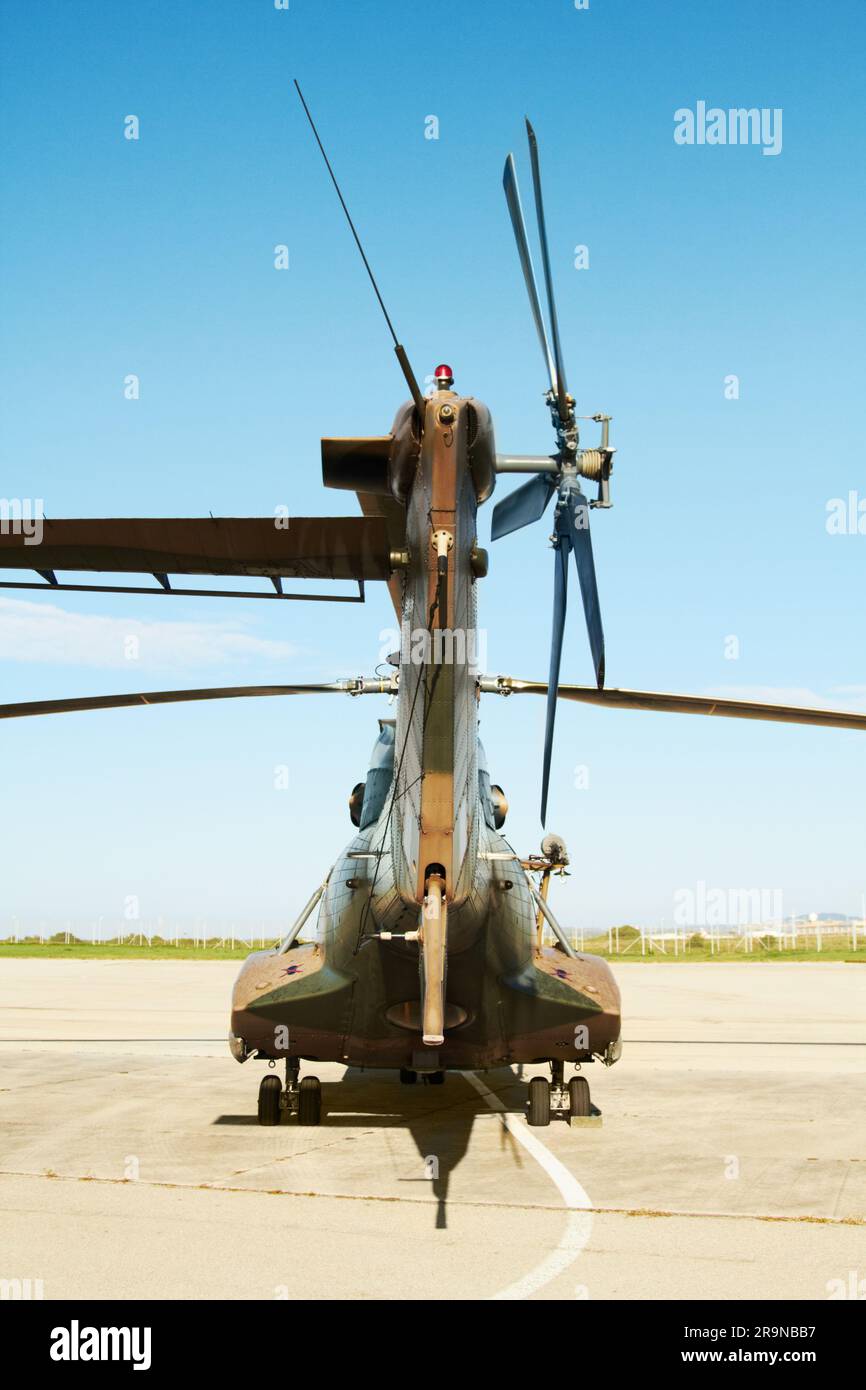 Militaire, camouflage et hélicoptère atterrissant à une base des forces spéciales à l'extérieur pour le transport de l'armée. Un avion, un véhicule ou un transport aérien avec un Banque D'Images