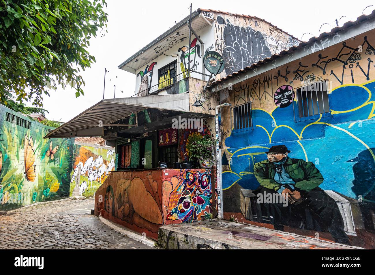 Beco do Batman à Sao Paulo, Brésil est une destination touristique populaire en raison de la concentration dense de graffiti qui bordent les rues, dans la Vila Banque D'Images