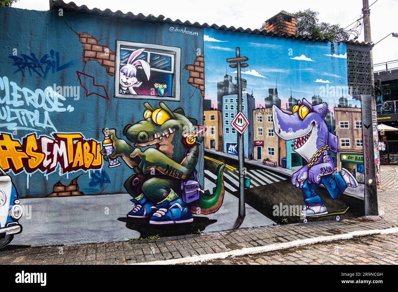 Beco do Batman à Sao Paulo, Brésil est une destination touristique populaire en raison de la concentration dense de graffiti qui bordent les rues, dans la Vila Banque D'Images