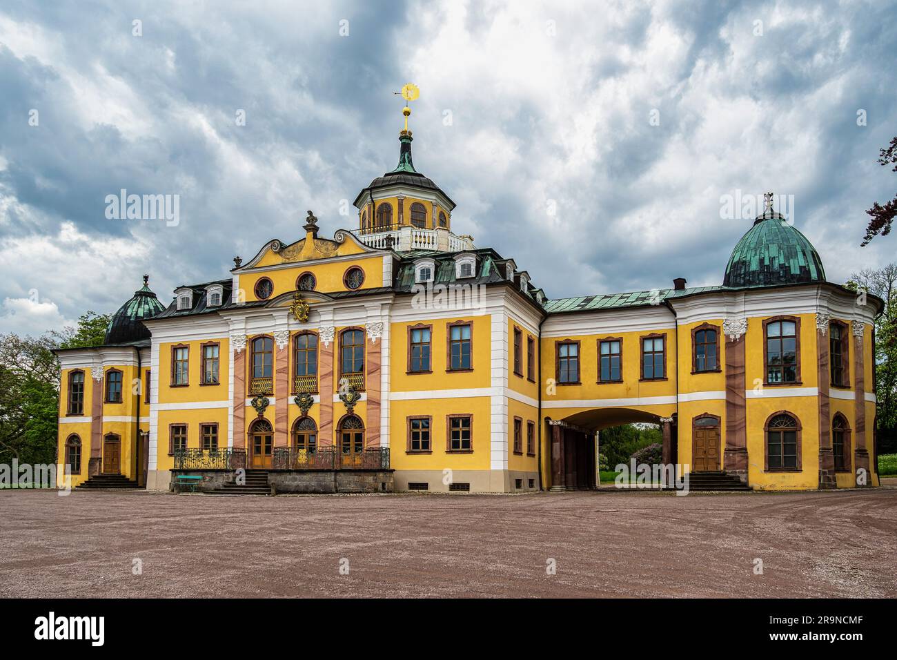 Le château du Belvédère près de Weimar la Thuringe Allemagne est une élégante résidence d'été datant du 18th siècle. Vue depuis le parc du château. Banque D'Images