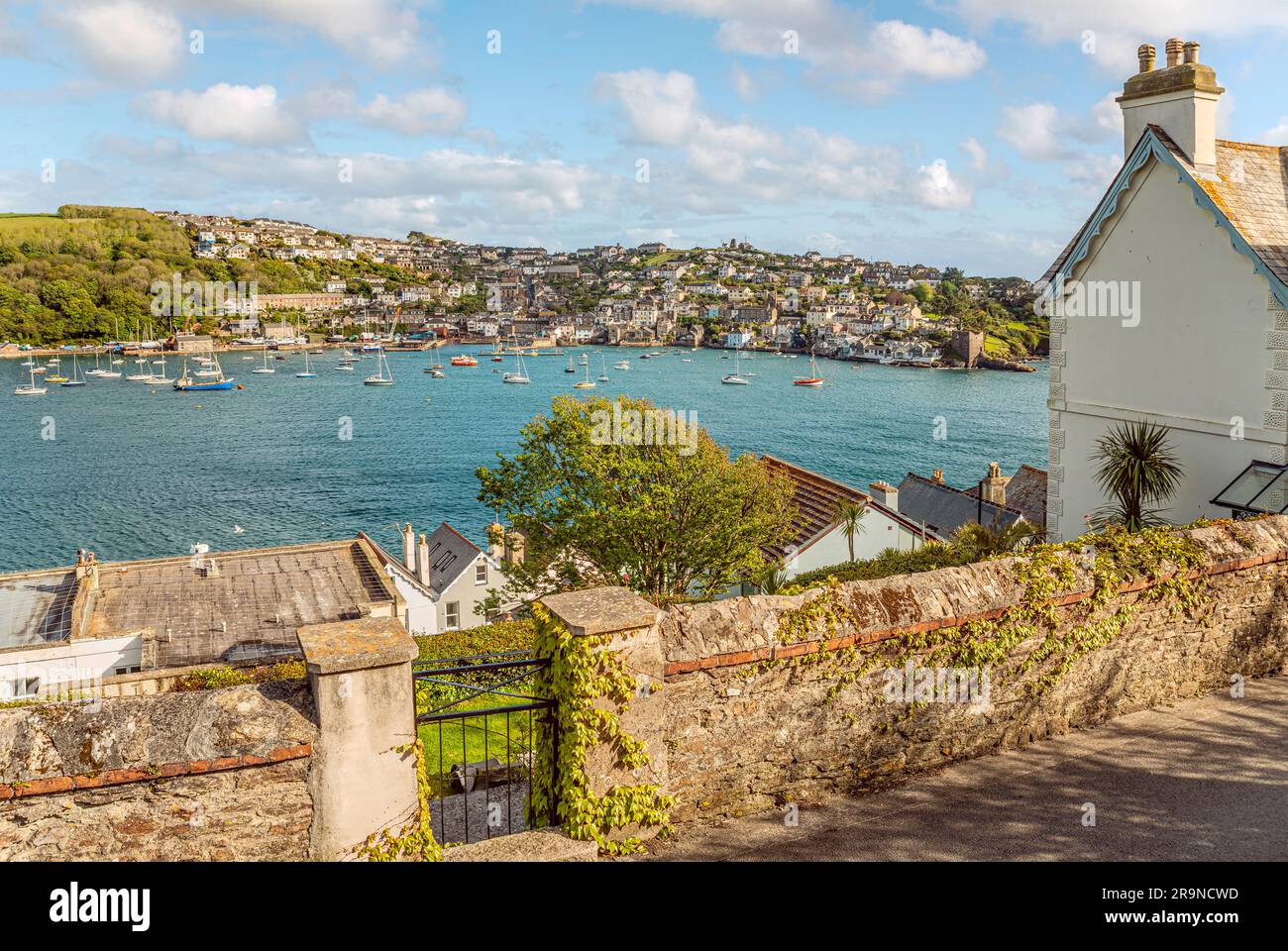 Vue panoramique depuis Fowey sur la rivière Fowey à Polruan, Cornwall, Angleterre, Royaume-Uni Banque D'Images