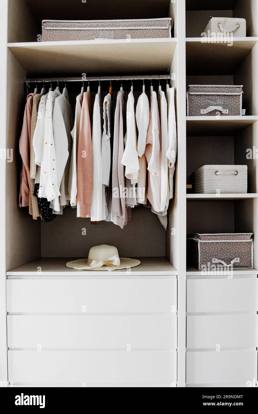 Une garde-robe blanche bien organisée avec une grande variété d'articles  vestimentaires rangés dans les tiroirs Photo Stock - Alamy