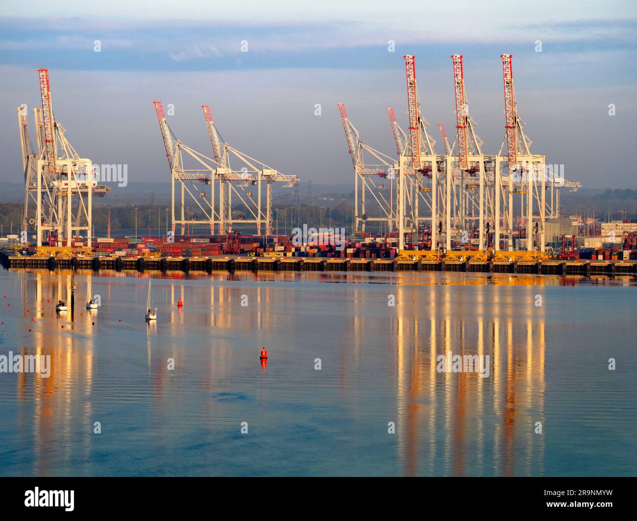 Idéalement situé sur la côte sud de l'Angleterre, près du canal, et avec d'excellentes liaisons de transport vers Londres et au-delà, Southampton a un contai très busty Banque D'Images