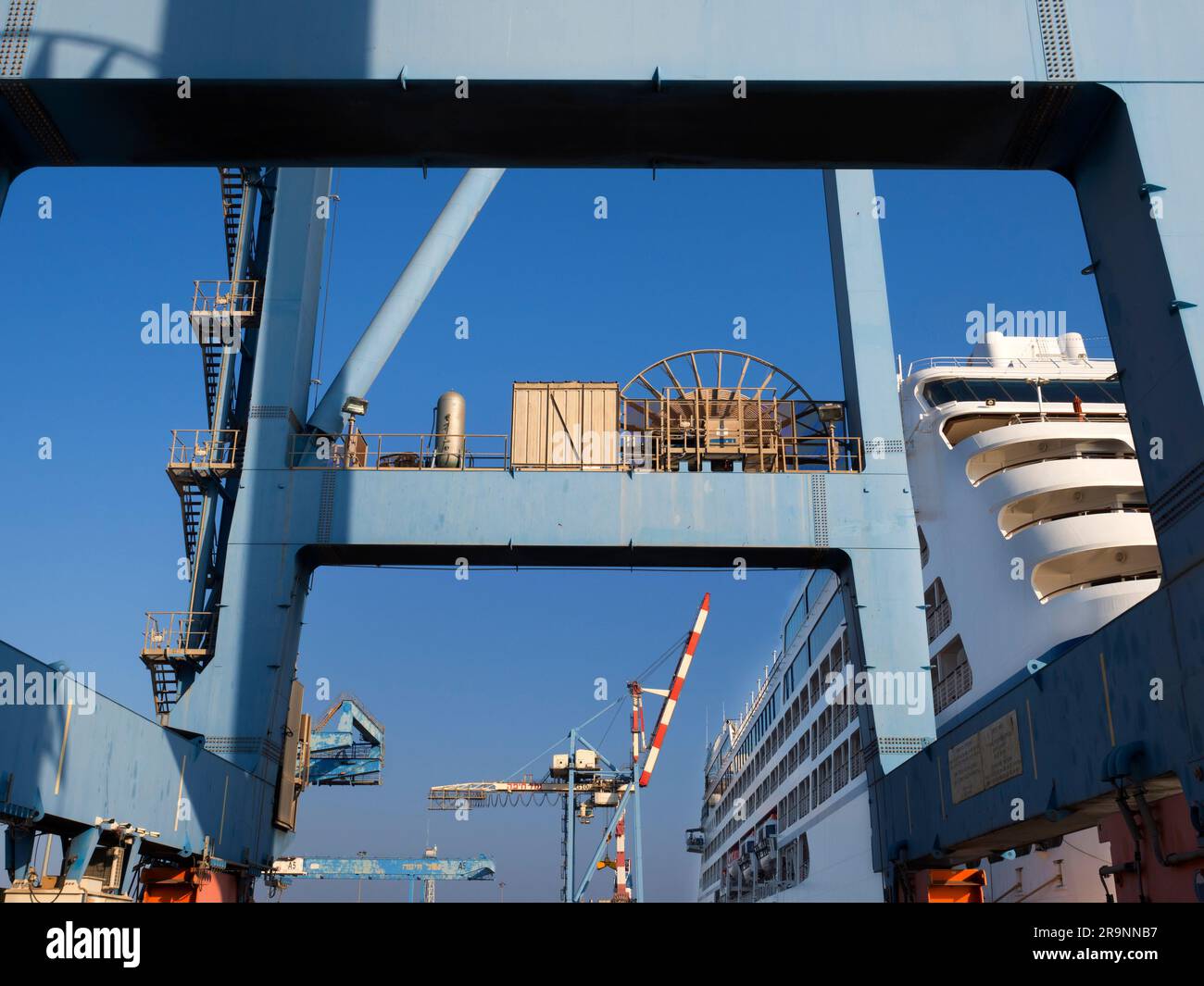 Le port d'Haïfa est le plus grand d'Israël; il possède un port naturel en eau profonde qui fonctionne toute l'année et dessert à la fois des navires de passagers et des navires marchands. Il Banque D'Images