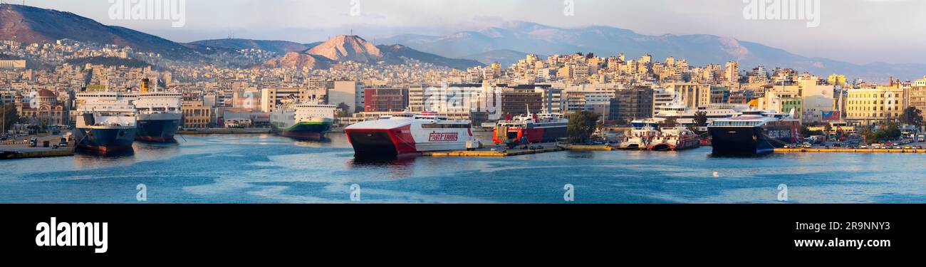 Pirée est une ville portuaire méditerranéenne très fréquentée dans la zone urbaine d'Athènes, dans la région Attique en Grèce. Ici, nous le voyons au coucher du soleil, vu de notre cr Banque D'Images