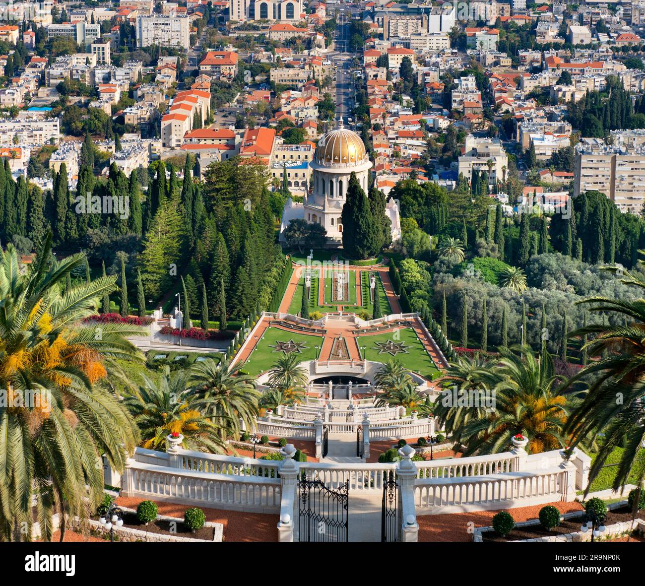 Haifa est une ville portuaire du nord d'Israël construite à partir de la Méditerranée sur les pentes du Mont Carmel. Cette ville moderne est la troisième plus grande ville d'Israël, après J Banque D'Images