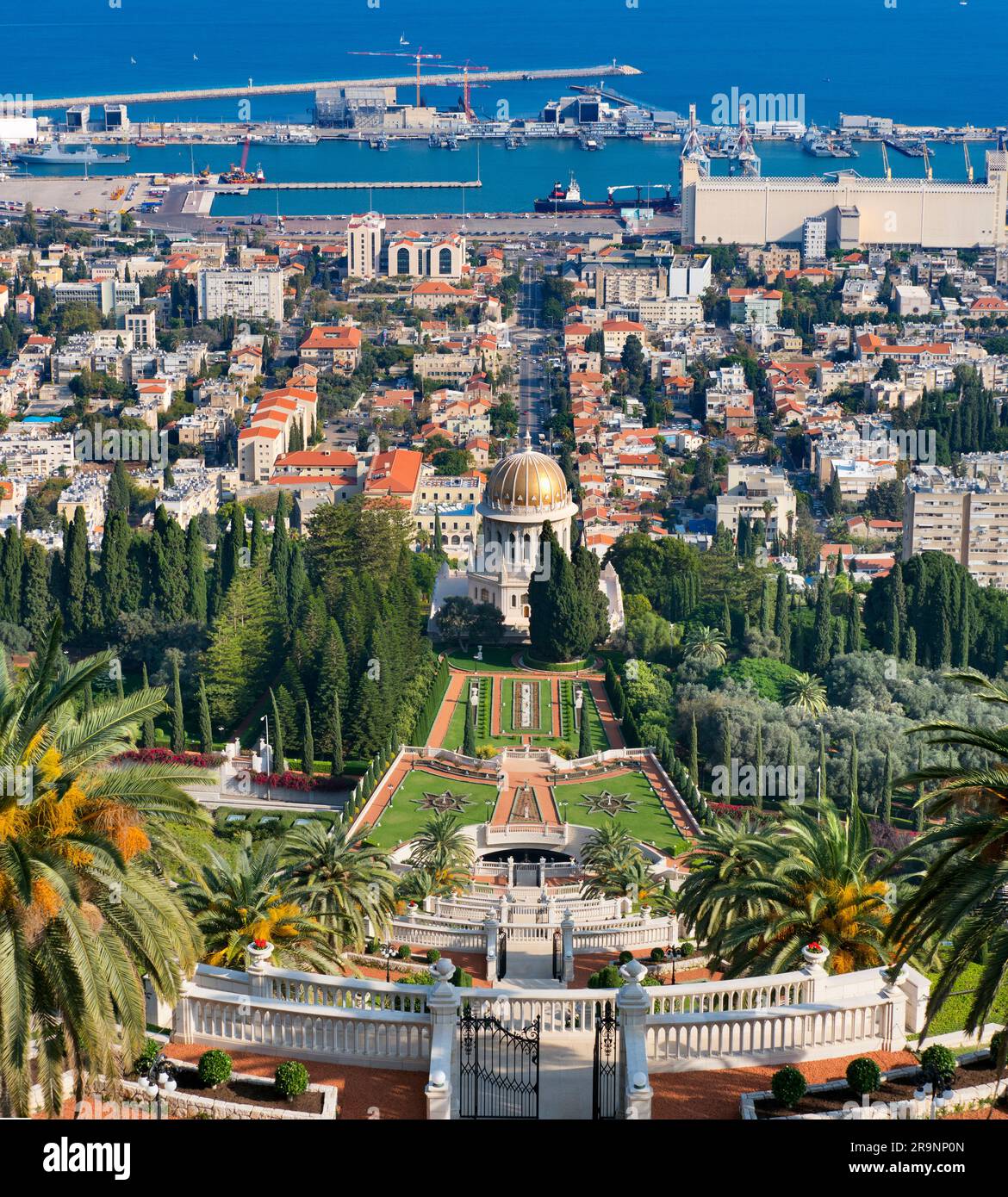 Haifa est une ville portuaire du nord d'Israël construite à partir de la Méditerranée sur les pentes du Mont Carmel. Cette ville moderne est la troisième plus grande ville d'Israël, après J Banque D'Images