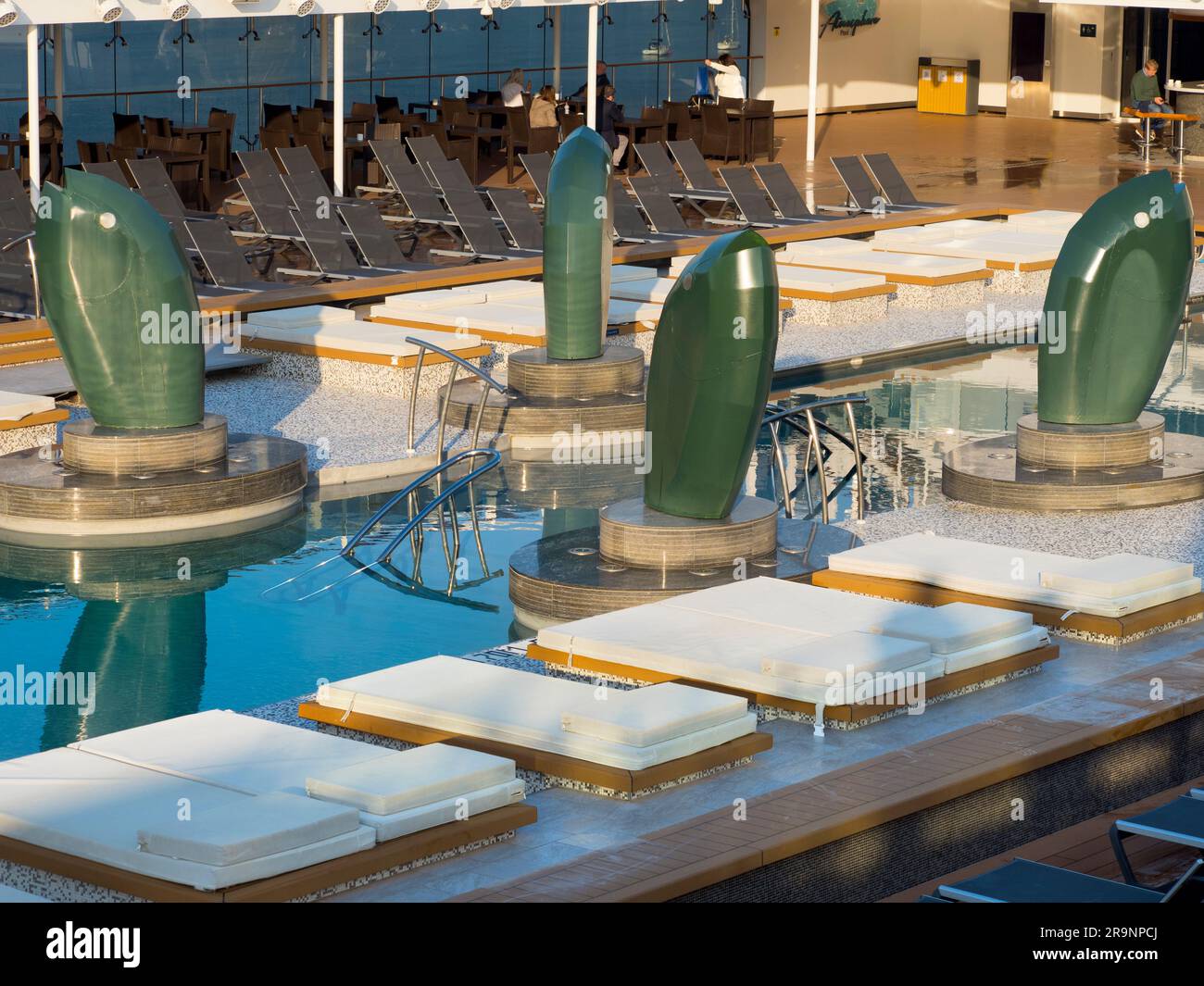 Il est facile de voir l'attrait de la croisière, parfois: Cuisine fine cuite pour vous à toute heure, toutes les boissons que vous pouvez tenir, tout est pris en charge, Banque D'Images