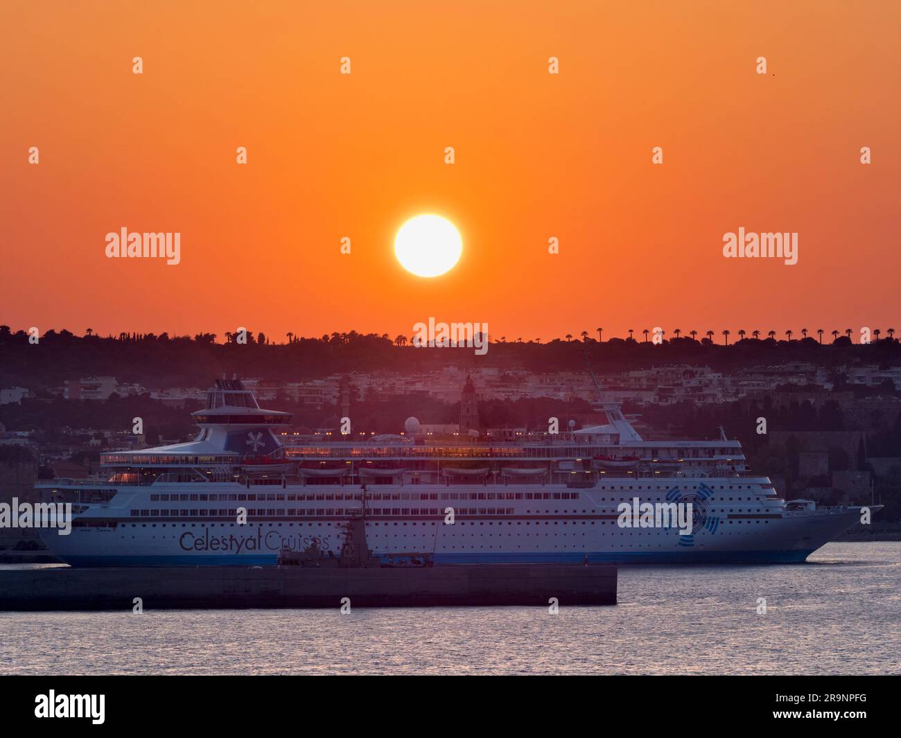 Il est facile de voir l'attrait de la croisière, parfois: Cuisine fine cuite pour vous à toute heure, toutes les boissons que vous pouvez tenir, tout est pris en charge, Banque D'Images