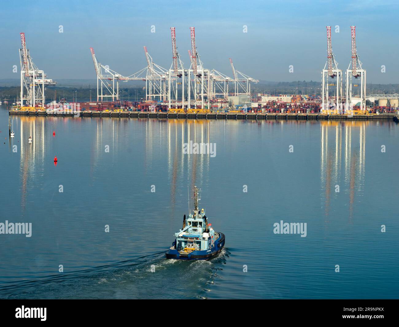 Idéalement situé sur la côte sud de l'Angleterre, près du canal, et avec d'excellentes liaisons de transport vers Londres et au-delà, Southampton a un contai très busty Banque D'Images