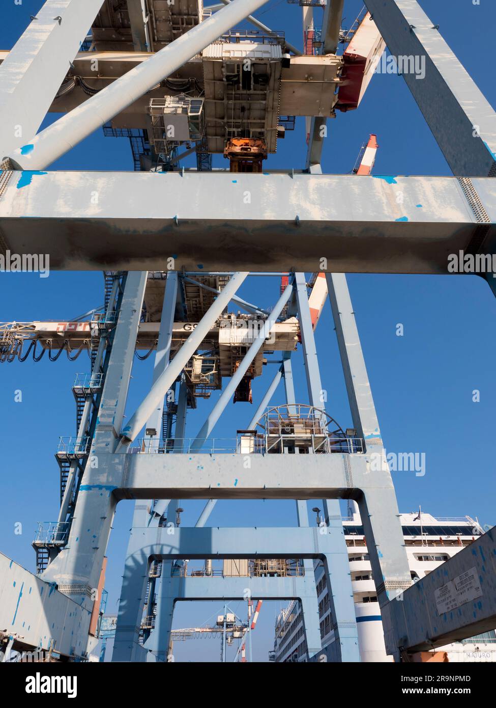 Le port d'Haïfa est le plus grand d'Israël; il possède un port naturel en eau profonde qui fonctionne toute l'année et dessert à la fois des navires de passagers et des navires marchands. Il Banque D'Images