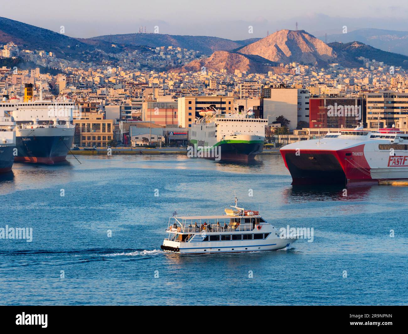Pirée est une ville portuaire méditerranéenne très fréquentée dans la zone urbaine d'Athènes, dans la région Attique en Grèce. Ici, nous le voyons au coucher du soleil, vu de notre cr Banque D'Images