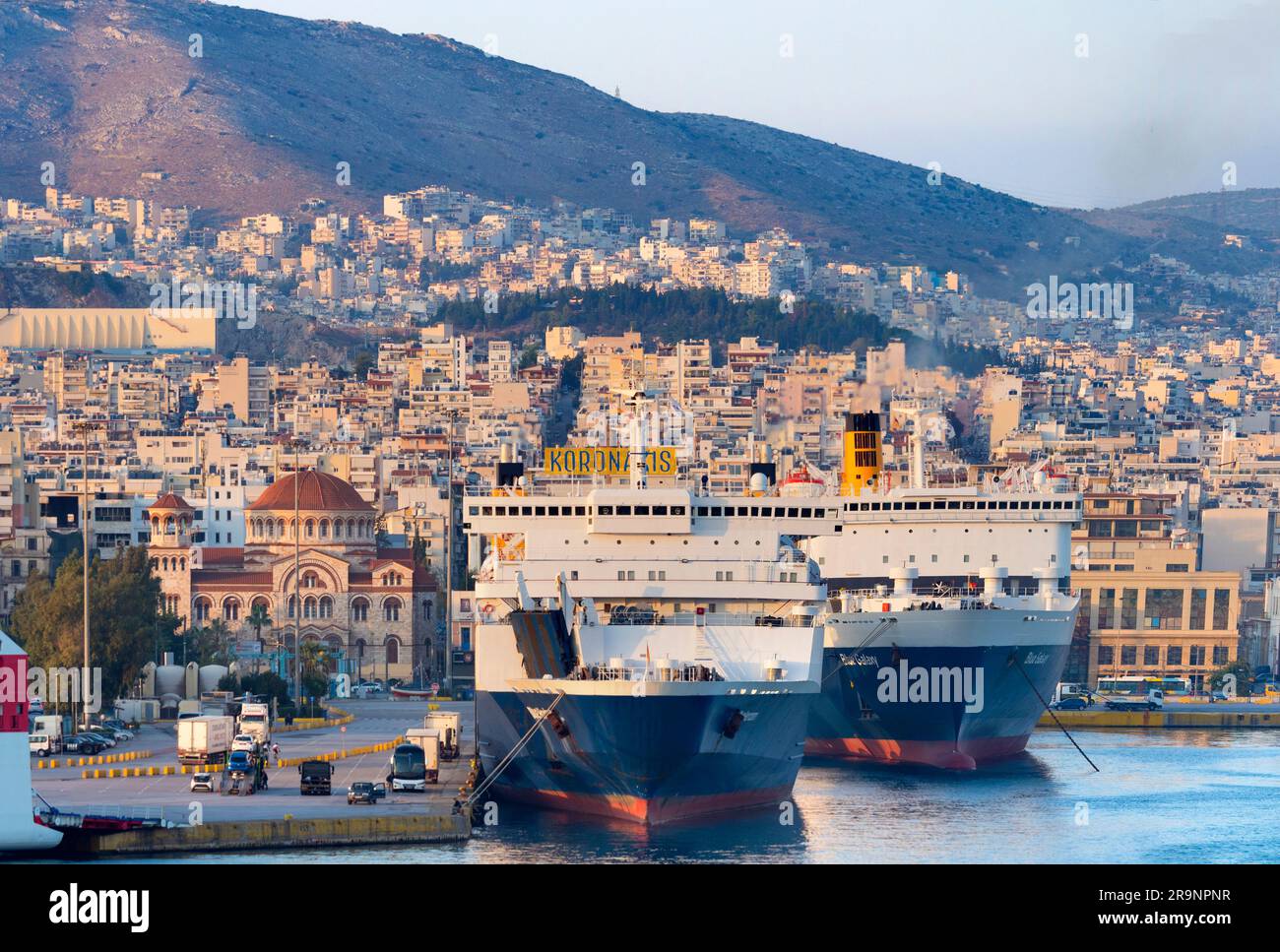 Pirée est une ville portuaire méditerranéenne très fréquentée dans la zone urbaine d'Athènes, dans la région Attique en Grèce. Ici, nous le voyons au coucher du soleil, vu de notre cr Banque D'Images