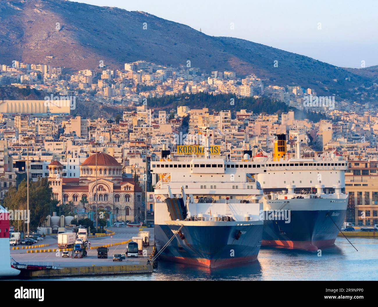 Pirée est une ville portuaire méditerranéenne très fréquentée dans la zone urbaine d'Athènes, dans la région Attique en Grèce. Ici, nous le voyons au coucher du soleil, vu de notre cr Banque D'Images
