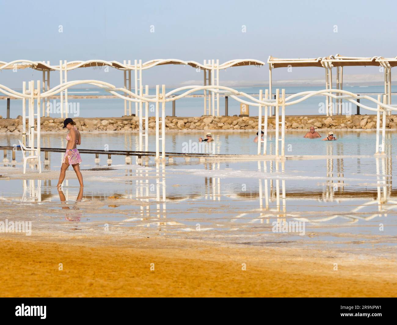 Pris dans une vallée de la dérive entre la Jordanie à l'est et Israël à l'ouest se trouve un lac salé inhabituel, qui se trouve être le plus bas basé sur terre Banque D'Images