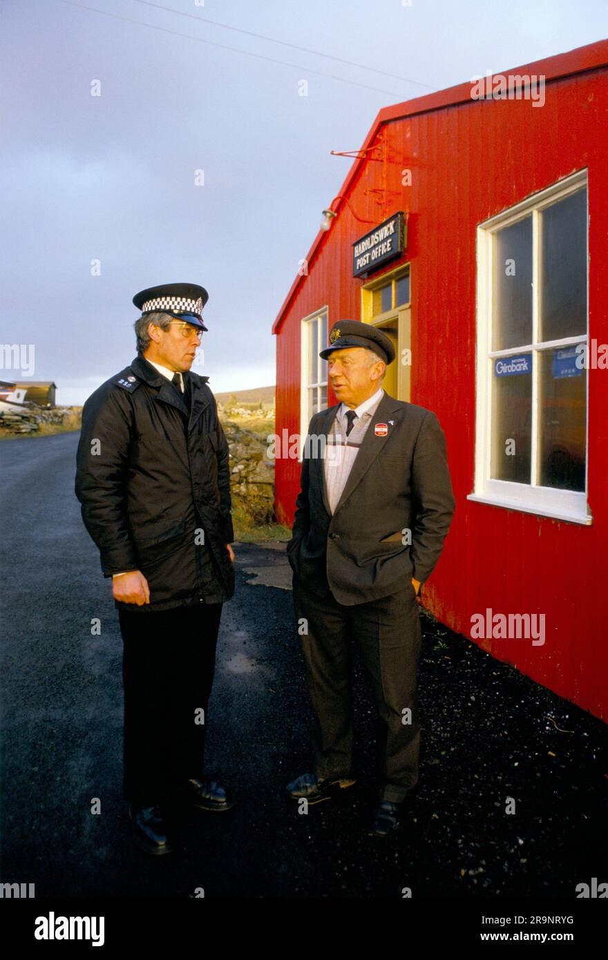 Île d'Unst, bureau de poste de Haroldswick dans les îles Shetland. C'est le bureau de poste le plus au nord de la Grande-Bretagne, vers juin 1988. Le maître de poste Albert Gray est décédé en 1990. Mme Doris Gray a été postmistress jusqu'à sa retraite en 1999. Personne ne voulait prendre le bureau de poste dans la communauté, il a donc fermé en 1999, vu ici avec le policier Harry Edwards. HOMER SYKES, ROYAUME-UNI Banque D'Images
