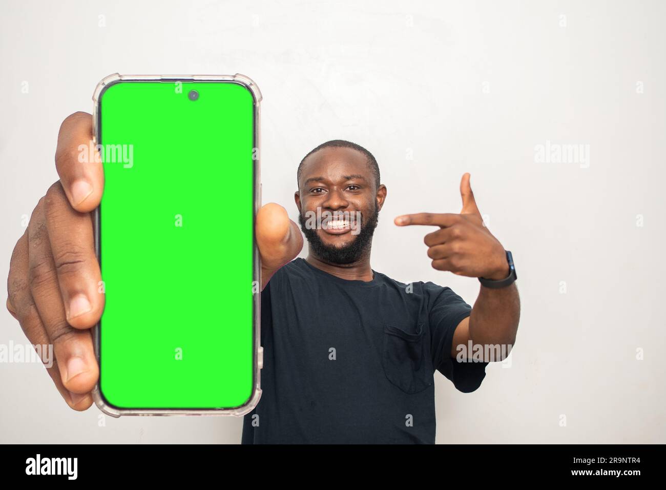 homme noir montrant son écran de téléphone Banque D'Images