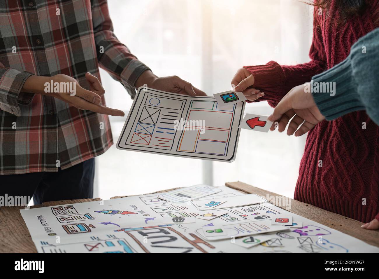 Un groupe rapproché de concepteurs de programmation de l'équipe créative asiatique participe à toutes les phases de la conception de l'interface utilisateur et de l'interface utilisateur Banque D'Images