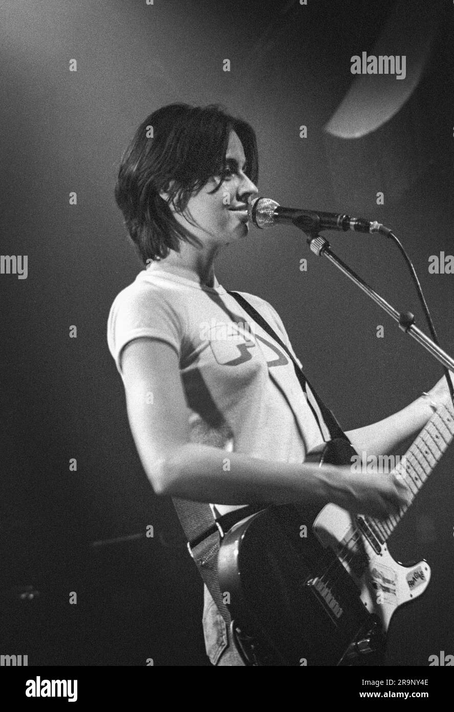 La chanteuse Louise Wener du groupe Sleeper joue en concert à l'Université de Bristol Anson Rooms, Bristol, Angleterre, le 12 février 1994. Photo : Rob Watkins. INFO : Sleeper, un groupe de rock indépendant britannique des années 90, dirigé par Louise Wener, a gagné en notoriété avec leurs hits Britpop entraînants et pleins d'esprit. Des albums comme 'Smart' et 'The IT Girl' ont solidifié leur place dans l'époque, reflétant leur contribution à la dynamique scène musicale britannique. Banque D'Images