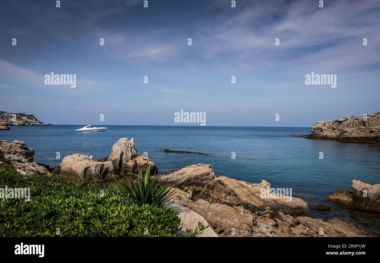 Rhodes, Grèce - 27 mai 2023 : paysage pittoresque de la côte de la mer à Kalithea, Rhodes, Grèce. Voiliers dans la baie. Banque D'Images