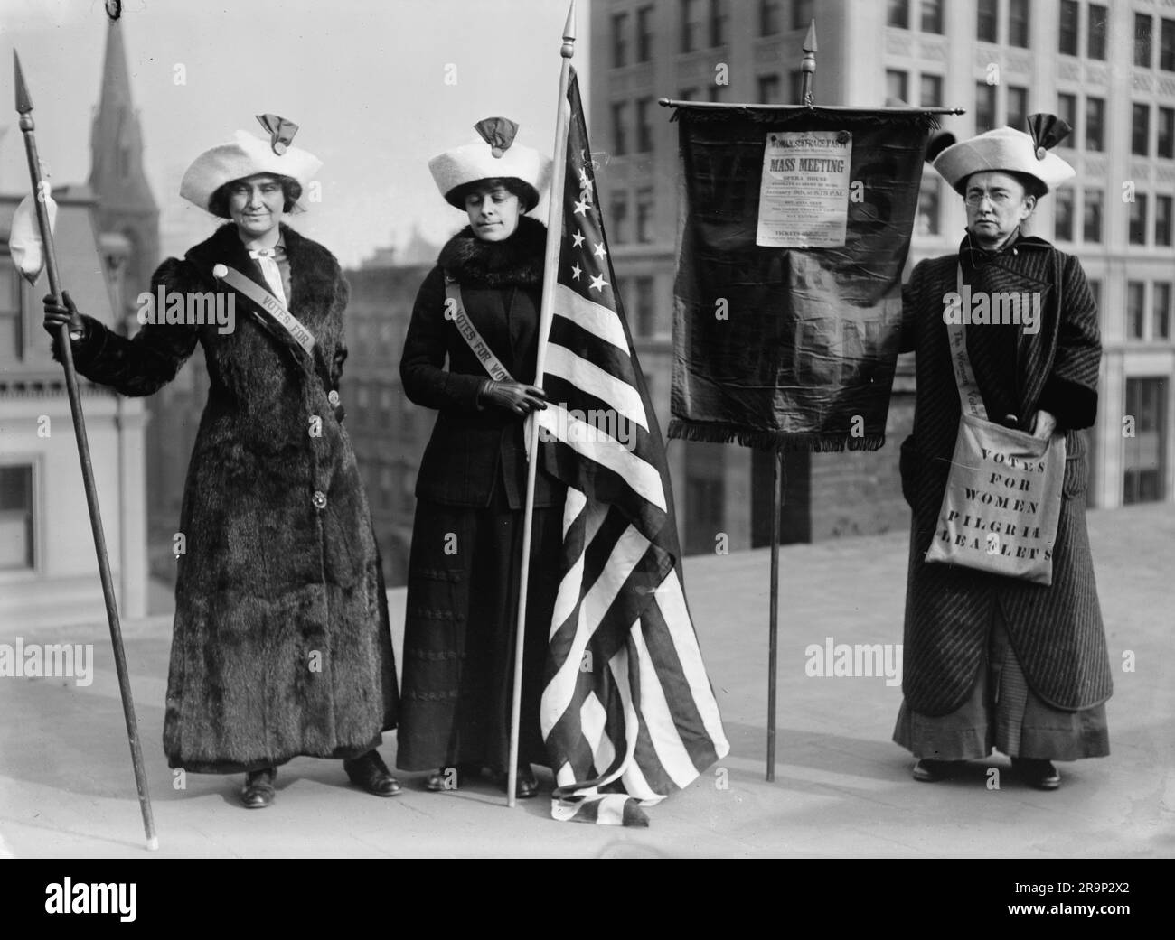 Suffragettes américaines avec un drapeau, prises à New York. Banque D'Images