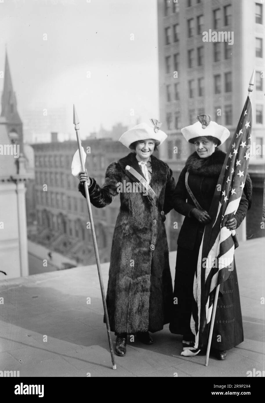 Suffragettes américaines avec un drapeau, prises à New York. Banque D'Images