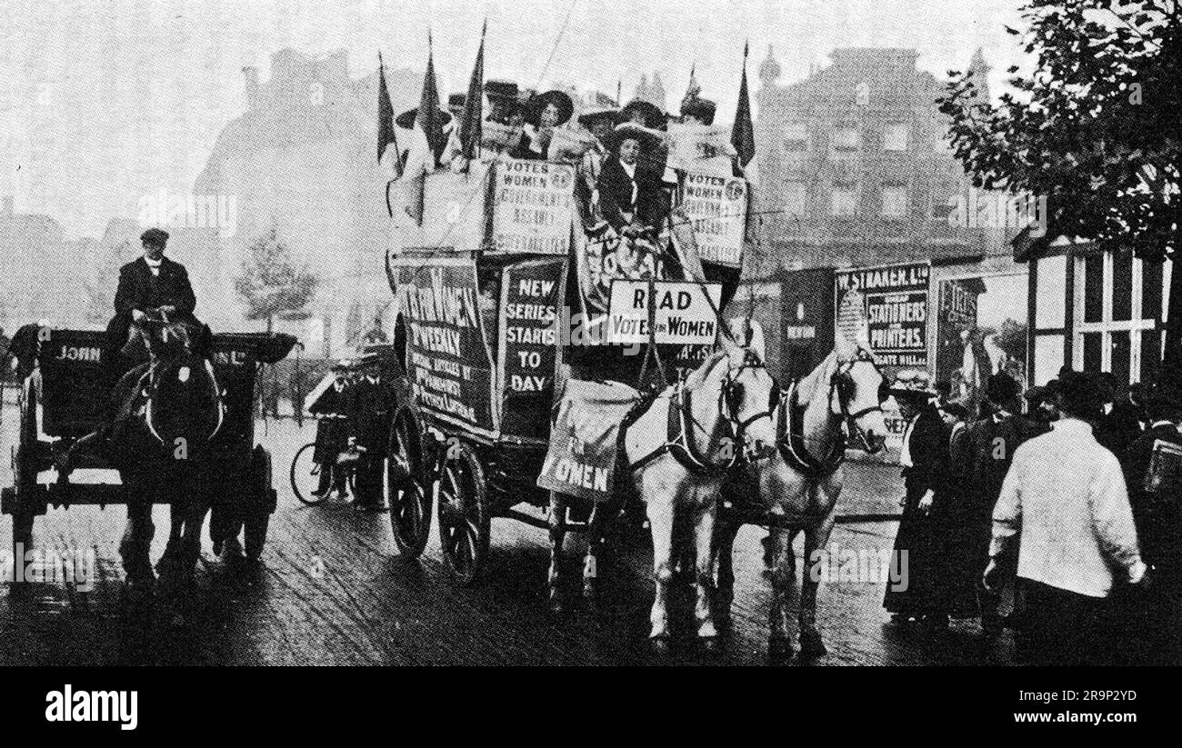 Une WSPU (Union sociale et politique des femmes) à Kingsway, Londres, c. 1911. Le WSPU, fondé par Emmeline Pankhurst et connu sous le nom de Suffragettes, a été consacré au suffrage des femmes. Banque D'Images